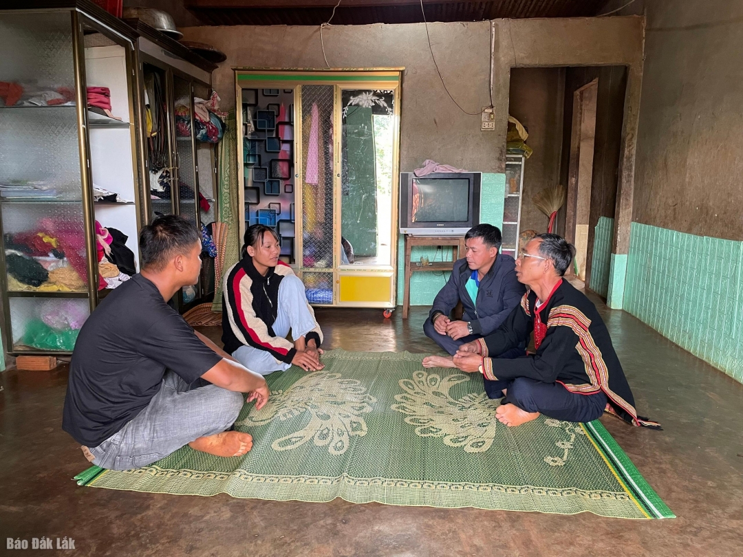 Ông hòa giải mẫu thuận cho người dân buôn