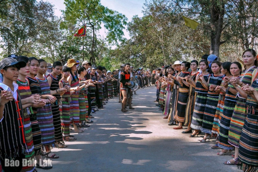 Biểu diễn cồng chiêng, dân ca, dân vũ truyền thống của dân tộc được thể hiện trong các hoạt động của người dân Buôn Đôn
