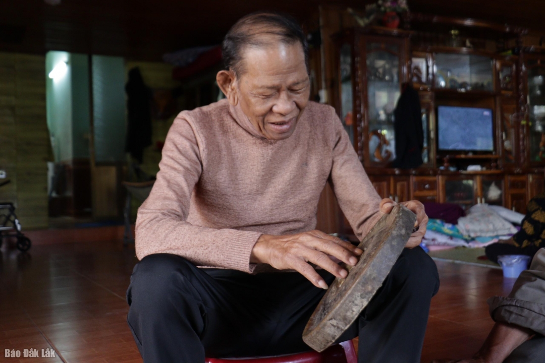 ông Y Nhi- người dân sđang sở hữu bộ chiêng quý của dân tộc