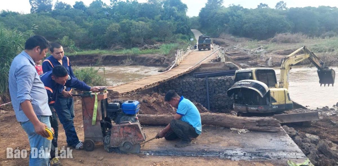 Nhân viên Công ty CP Quản lý và Xây dựng đường bộ 26 gấp rút thi công, đảm bảo tiến độ hoàn thành trong tháng 12/2025.