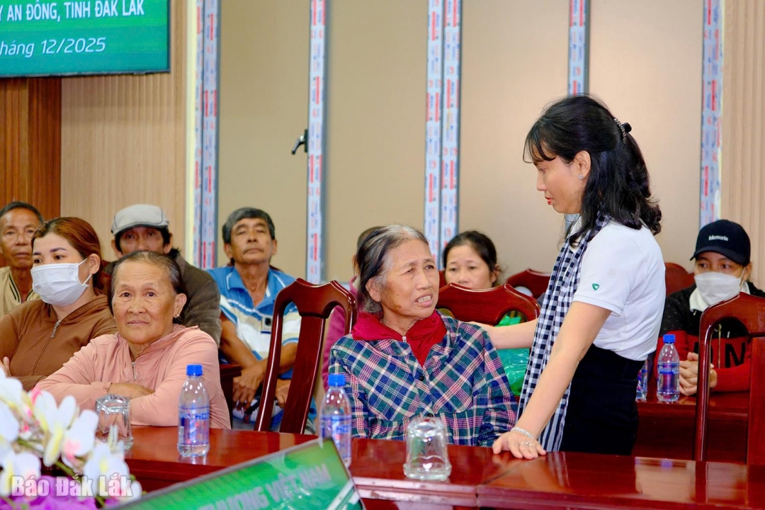 Bà Nguyễn Thị Lan Hương, Phó Giám đốc Vietcombank Đà Nẵng thăm hỏi, động viên người dân chịu thiệt hại nặng nề do lũ lụt tại xã Tuy An Đông.