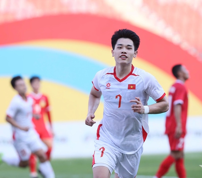 Đình Bắc tỏa sáng, ghi cả hai bàn thắng, giúp U22 Việt Nam nhọc nhằn thắng Lào 2-1. Ảnh: Việt An