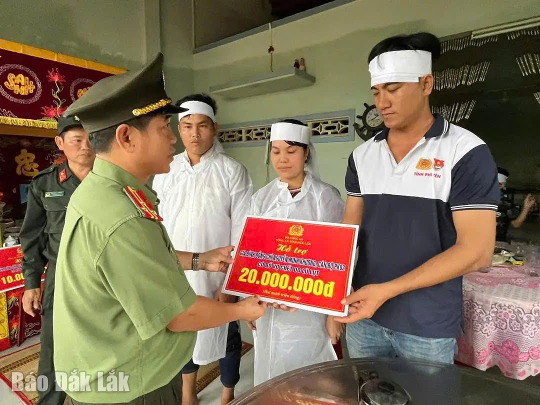 Đại diện Công an tỉnh trao quà hỗ trợ cho gia đình Đại úy Nguyễn Minh Khương.