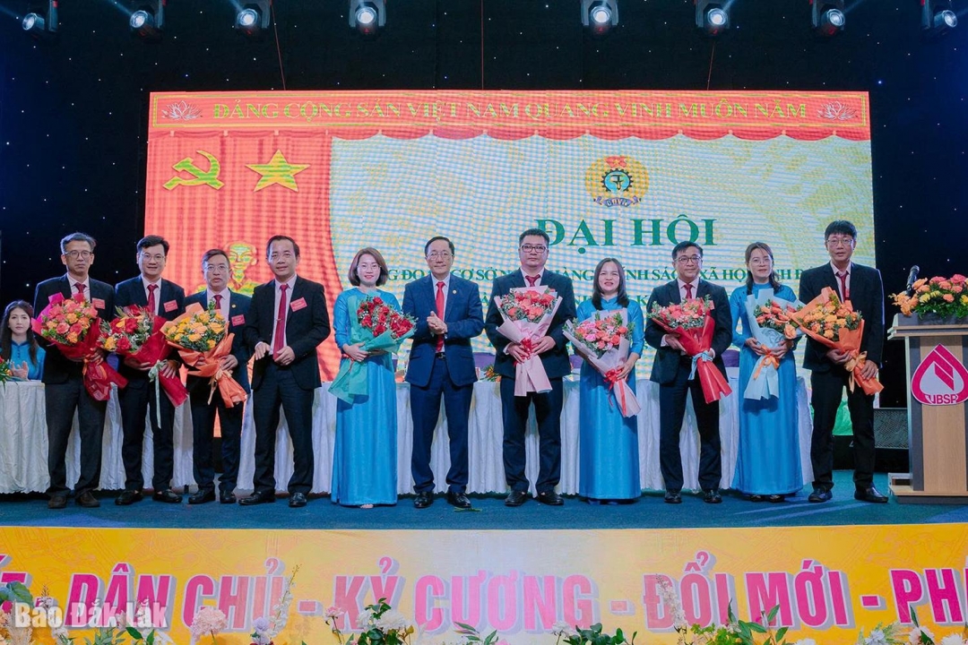 Tổng Giám đốc NHCSXH Việt Nam Dương Quyết Thắng và Giám đốc Chi nhánh NHCSXH tỉnh Đắk Lắk Đào Thái Hòa tặng hoa chúc mừng Ban Chấp hành Công đoàn cơ sở NHCSXH tỉnh Đắk Lắk nhiệm kỳ mới.