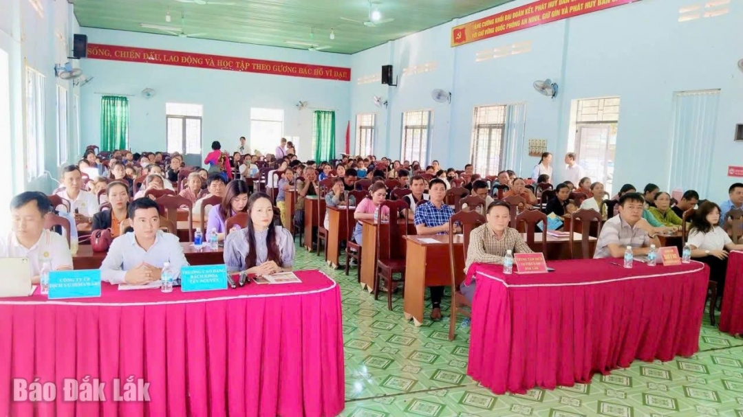 Phiên giao dịch việc làm tại xã Buon Đôn thu hút hàng trăm nguiời lao động thaqm gia.