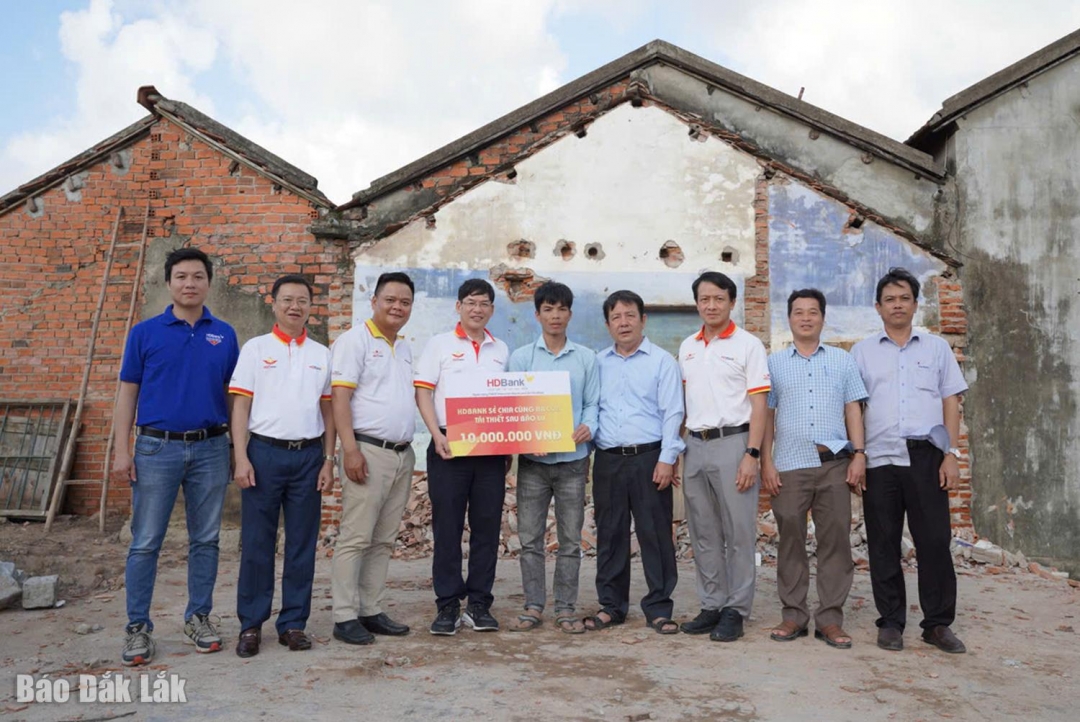 Đoàn công tác của HDBank trao quà hỗ trợ cho một hộ dân ở xã Hòa Xuân.