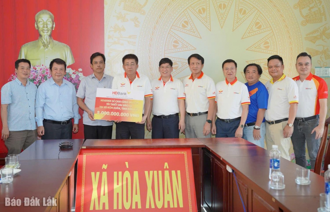 Đoàn công tác của HDBank trao 2 tỷ đồng hỗ trợ người dân xã Hòa Xuân khắc phục hậu quả mưa lũ.