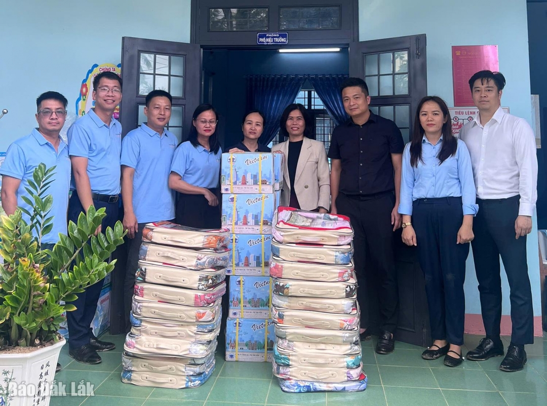 Ông Hoàng Anh Minh, Giám đốc VietinBank Chi nhánh Phú Yên (thứ ba từ phải qua) cùng đoàn công tác của chi nhánh trao quà hỗ trợ Trường Tiếp học Hòa Mỹ Tây (xã Hòa Mỹ).