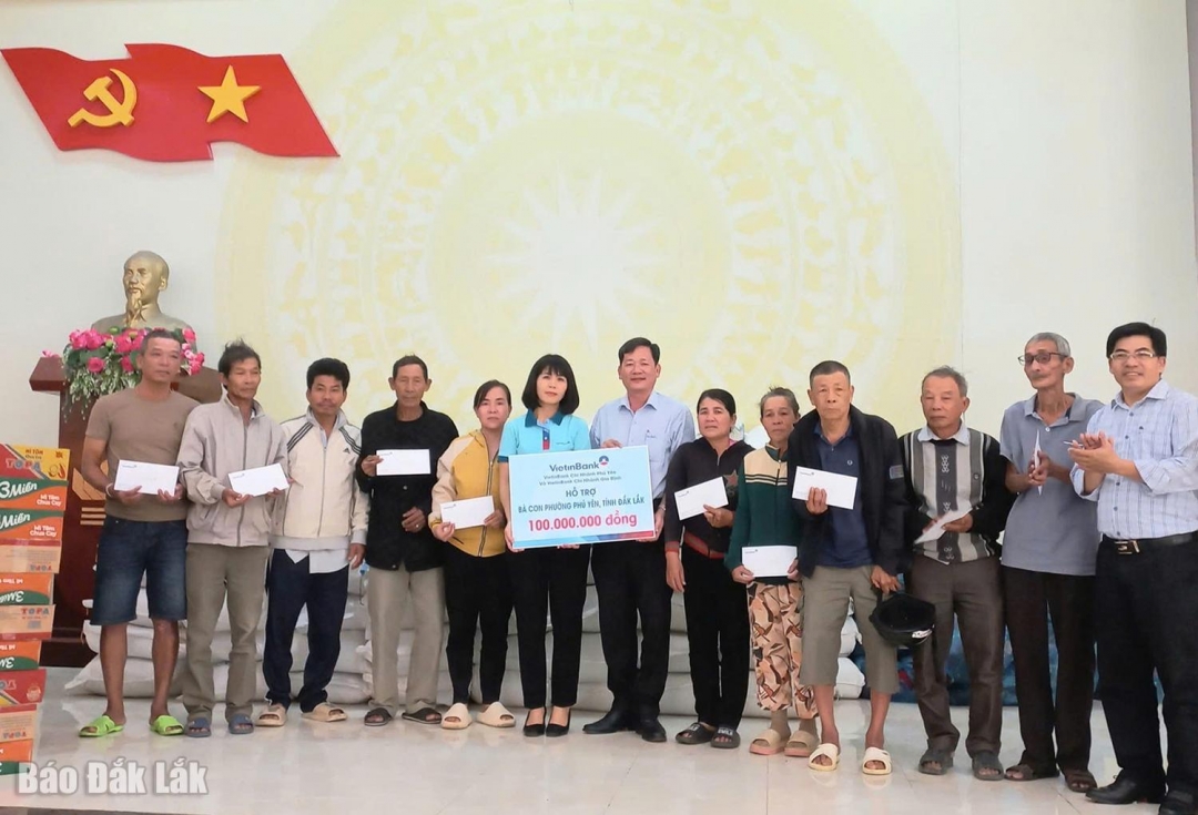 Đại diện VietinBank Chi nhánh Phú Yên trao bảng tượng trưng và quà hỗ trợ cho người dân vùng lũ phường Phú Yên.