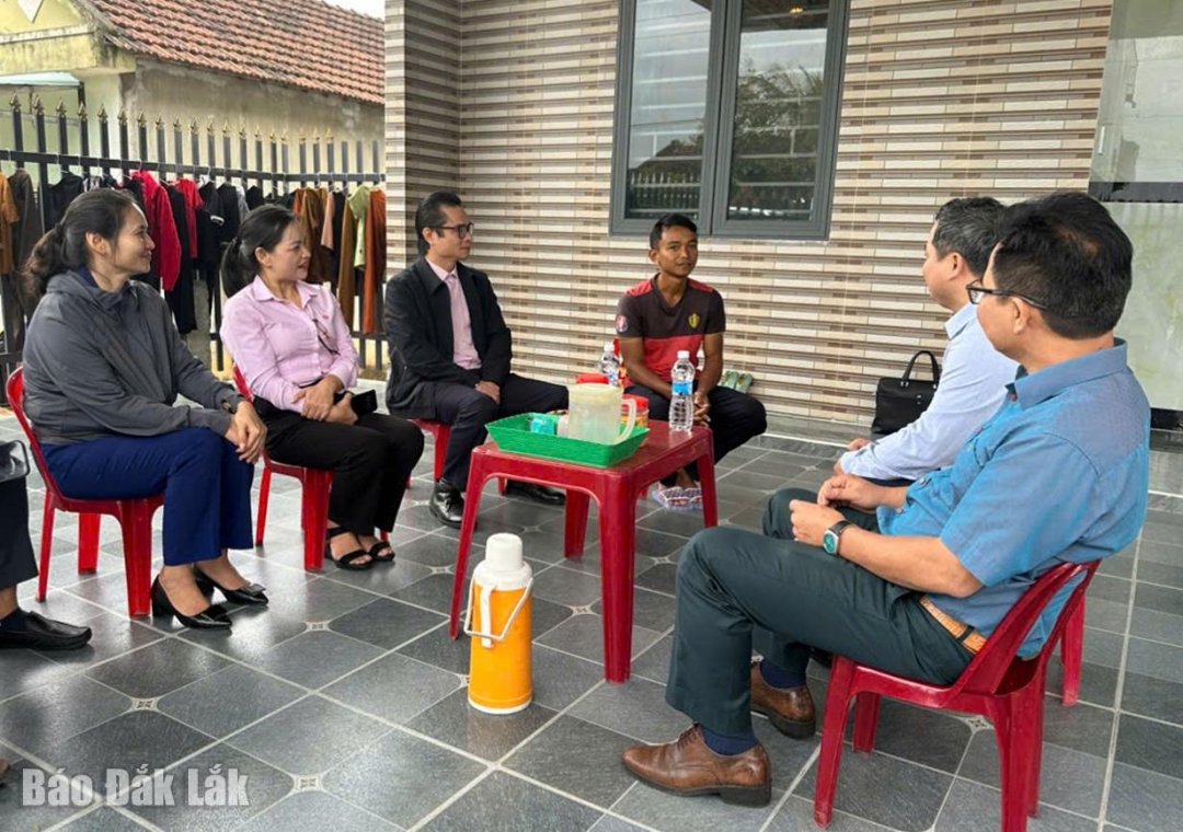 Các thành viên trong đoàn giám sát đến thăm, kiểm tra việc sử dụng vốn vay tại hộ ông La Thành Tuyên ở thôn Suối Mây, xã Xuân Phước.