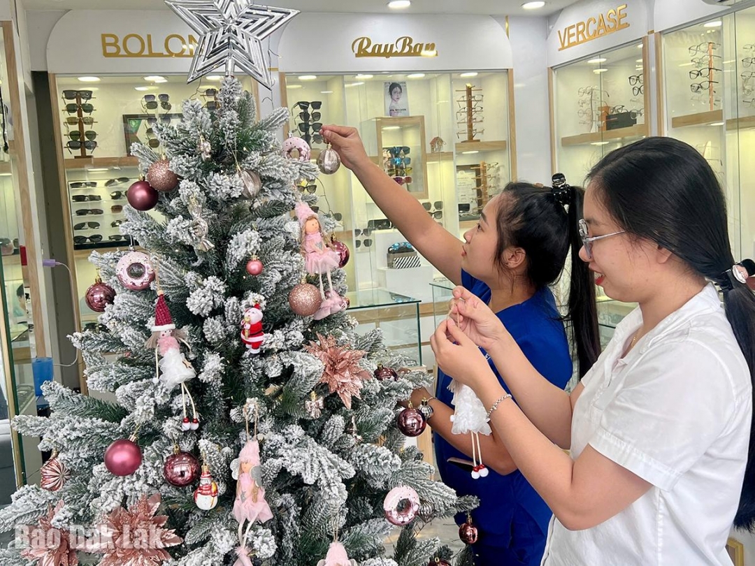 Nhân viên các điểm bán tranh thủ trang trí cây thông Noel, tạo điểm nhấn nổi bật tại cửa hàng