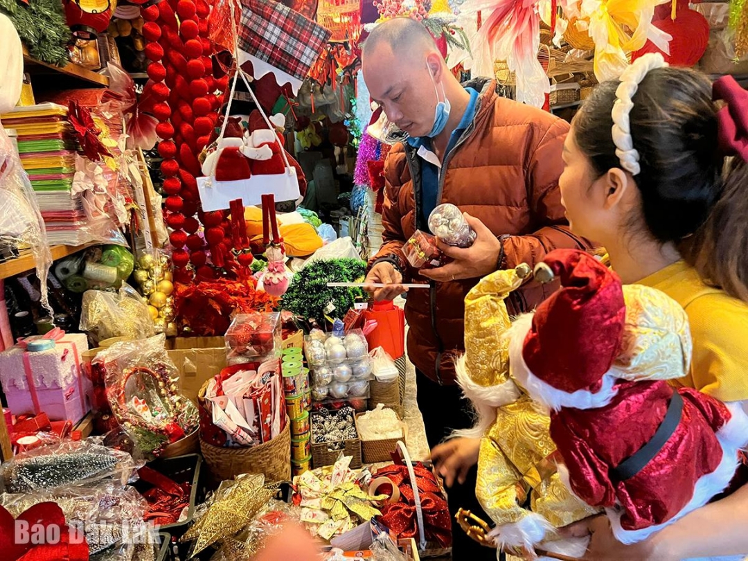 Người dân chọn phụ kiện trang trí Noel bán tại một điểm bán ở phường Tuy Hòa.