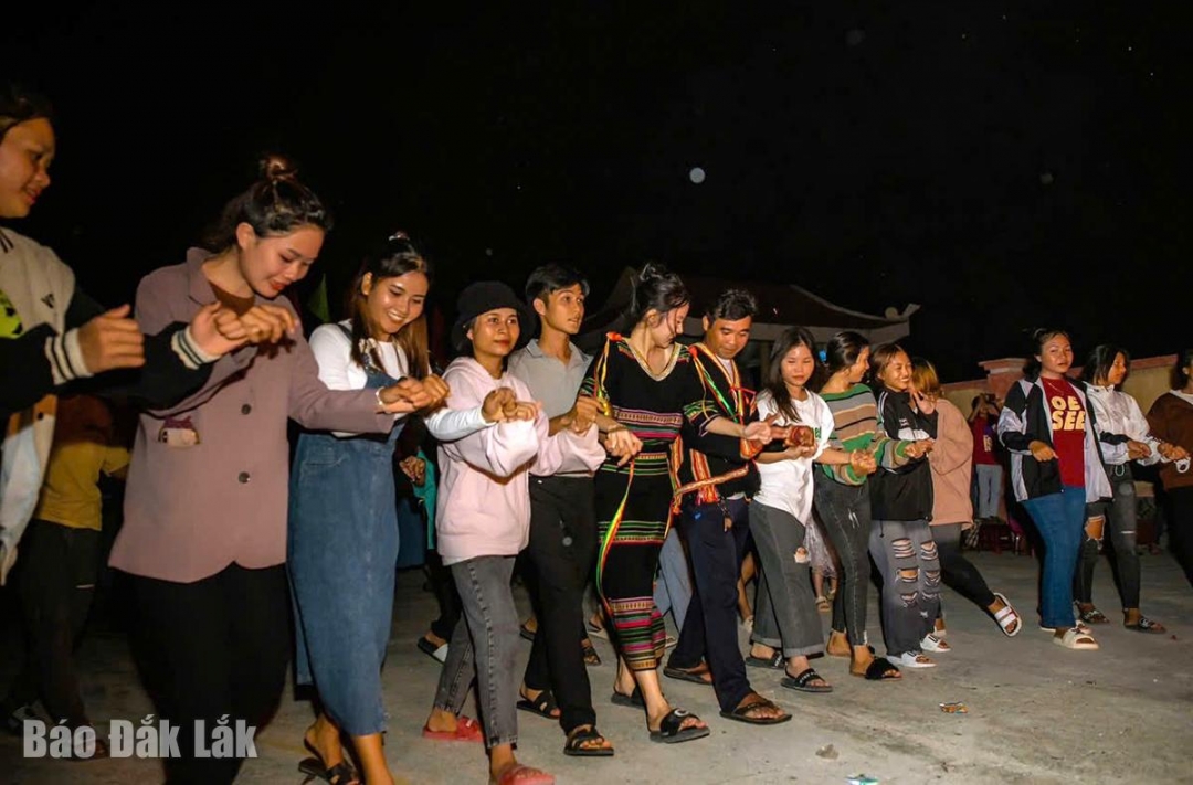 Người dân xã Suối Trai tham gia ngày hội truyền thống tại địa phương. Ảnh: CTV