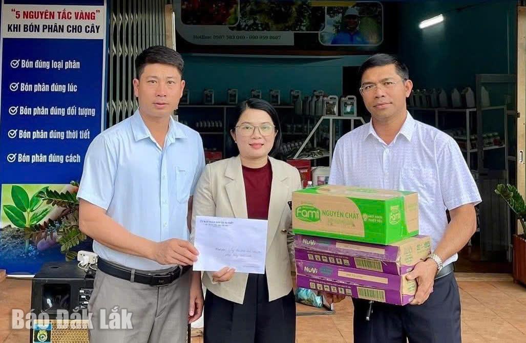 Đại diện Ủy ban MTTQ Việt Nam xã tiếp nhận hỗ trợ của các tổ chức, cá nhân.