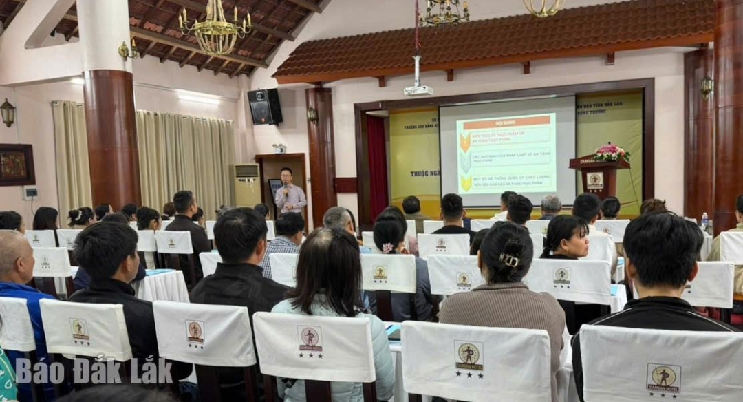 Đại diện các đơn vị được phổ biến nhiều kiến thức, quy định liên quan đến an toàn thực phẩm trong quá trình sản xuất, kinh doanh. Ảnh: CTV