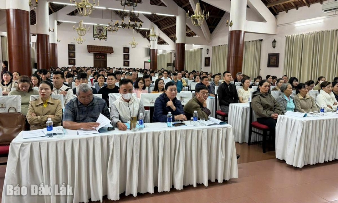 Công chức và đại diện các tổ chức, cá nhân sản xuất, kinh doanh thực phẩm tham gia lớp tập huấn. Ảnh: CTV