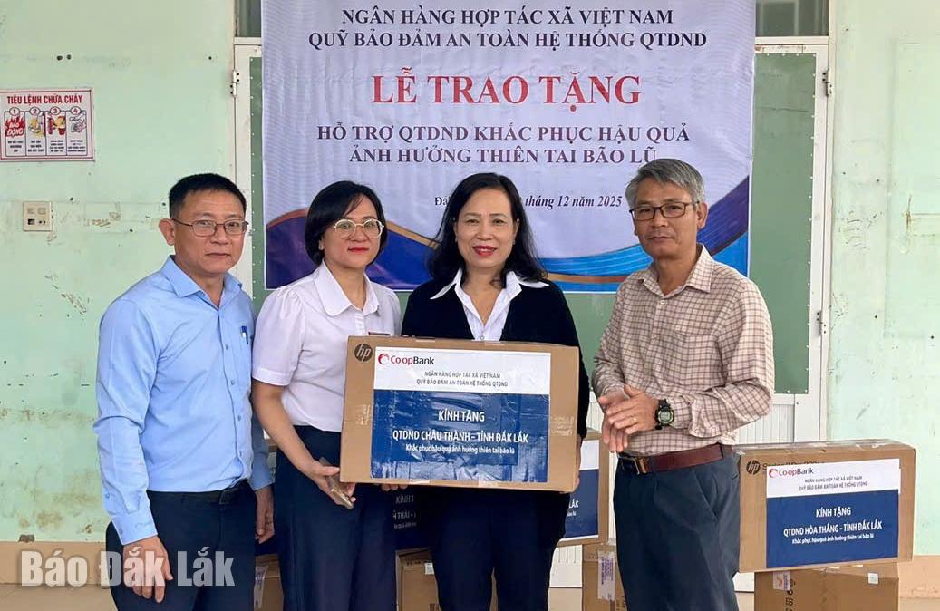 Đại diện Ngân hàng Hợp tác xã Việt Nam chi nhánh Bình Định và Ngân hàng Nhà nước Nhà nước chi nhánh Khu vực 11 trao máy vi tính cho Quỹ tín dụng nhân dân Châu Thành.