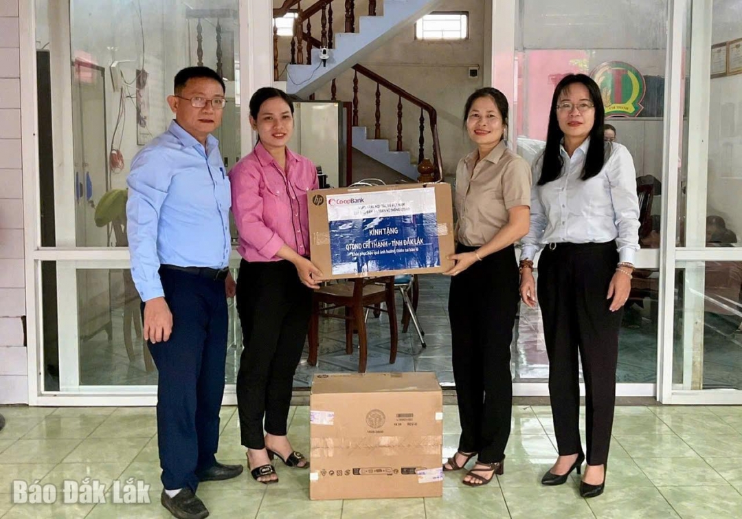 Đại diện Ngân hàng Hợp tác xã Việt Nam chi nhánh Bình Định trao máy vi tính cho Quỹ tín dụng nhân dân Chí Thạnh.