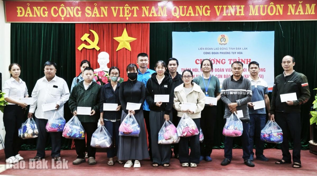 Lãnh đạo Công đoàn phường Tuy Hòa tặng quà hỗ trợ cho các đoàn viên, người lao động.