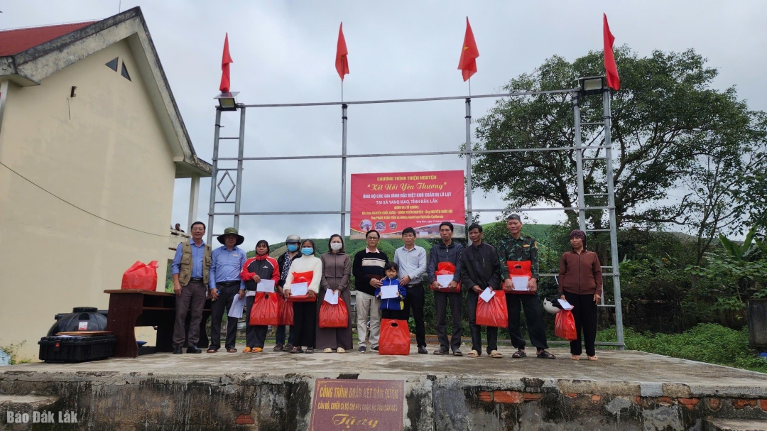 Trao quà hỗ trợ các hộ gia đình bị thiệt hại nặng do mưa bão ở xã Yang Mao.