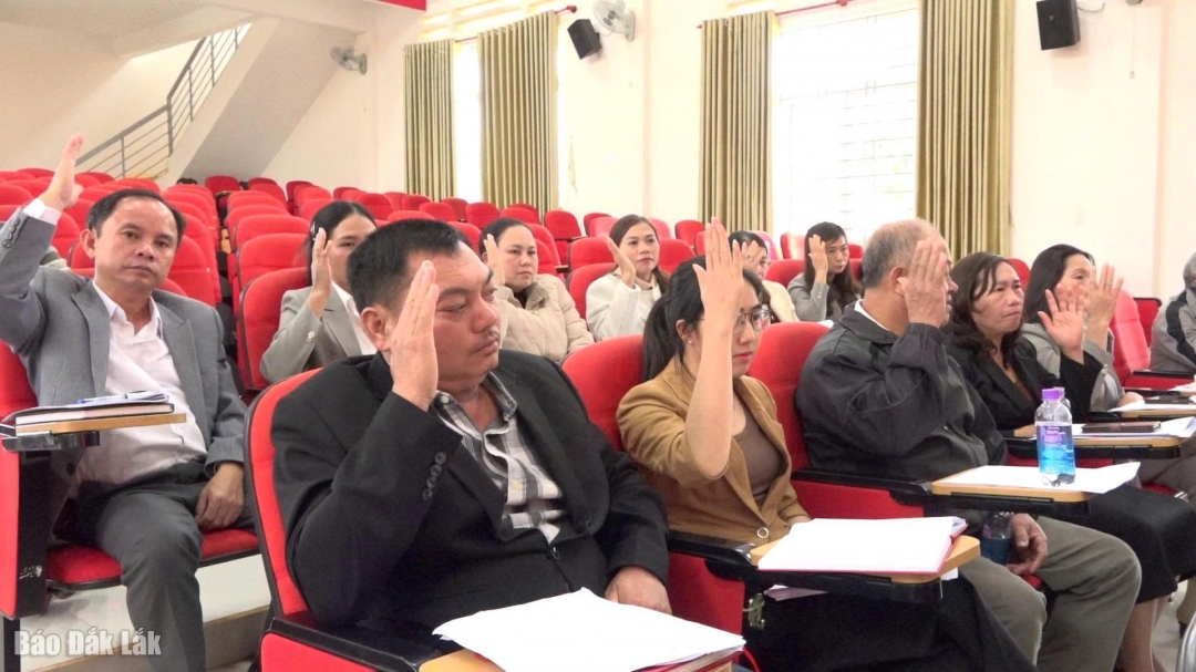 Đại biểu biểu quyết thông qua nghị quyết.