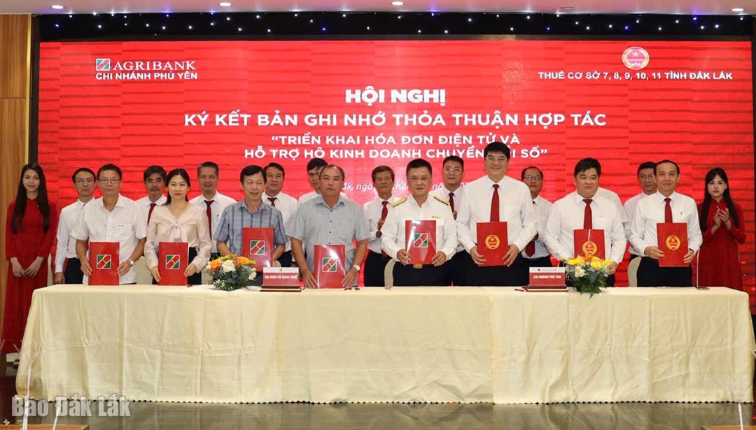 Đại diện Agribank Chi nhánh Phú Yên và các Thuế cơ sở phía Đông Đắk Lắk ký kết biên bản ghi nhớ thỏa thuận hợp tác.