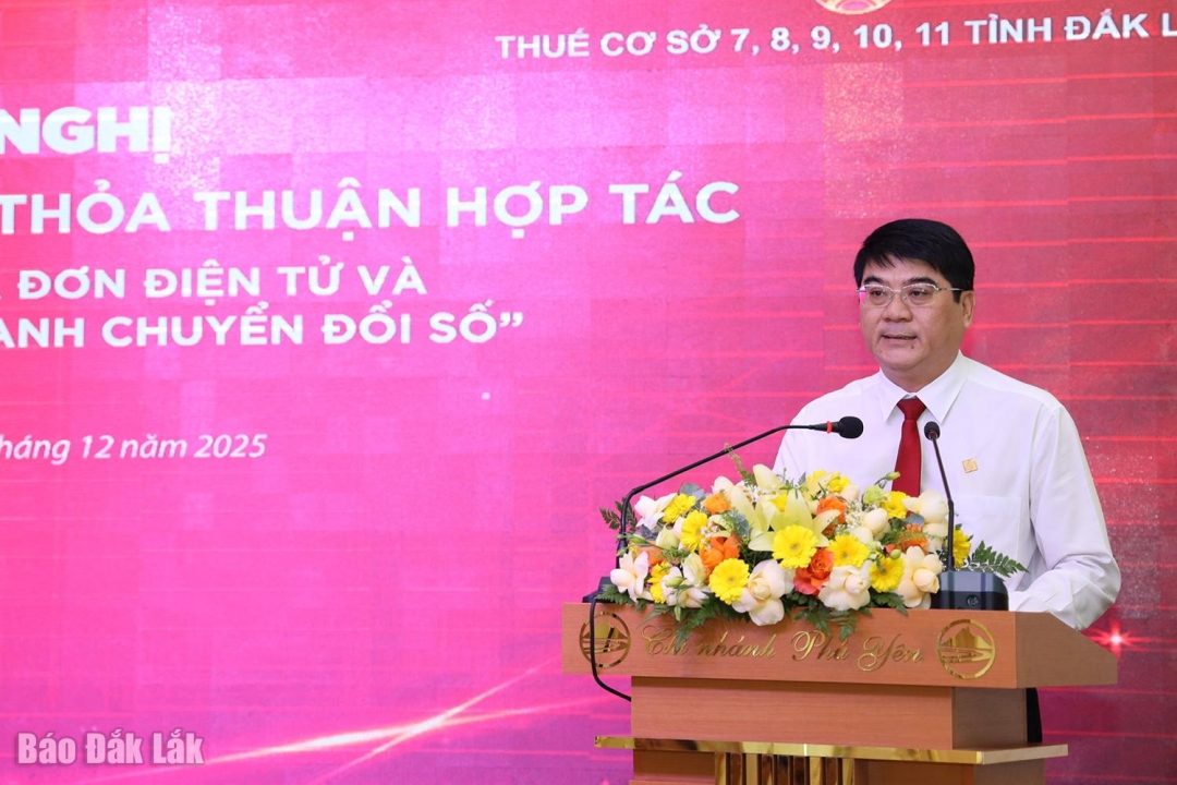 Ông Trần Văn Tập, Phó Giám đốc Agribank Chi nhánh Phú Yên thông tin về việc phối hợp triển khai gói giải pháp chuyển đổi số toàn diện cho hộ kinh doanh.