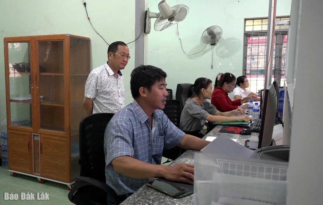 Lãnh đạo xã Ea Bung kiểm tra, đôn đốc thực hiện nhiệm vụ của cán bộ, công chức