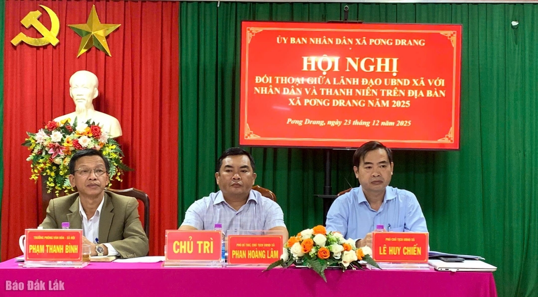 Lãnh đạo UBND xã Pơng Drang chủ trì buổi đối thoại.