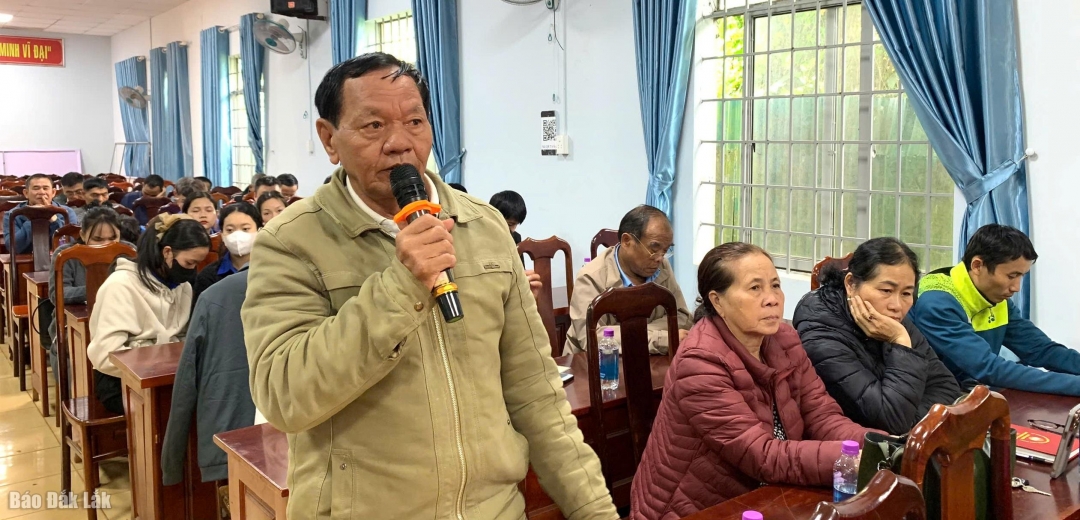 Người dân xã Pơng Drang nêu câu hỏi tại hội nghị đối thoại.