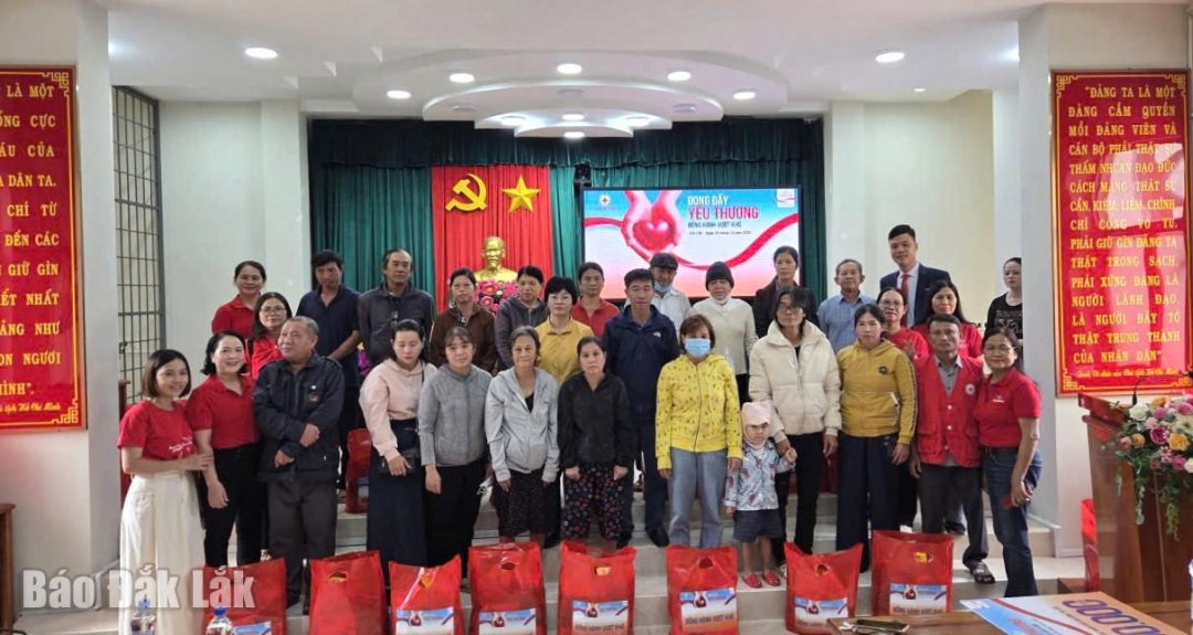 Người dân phường Tuy Hoà nhận quà tại chương trình.