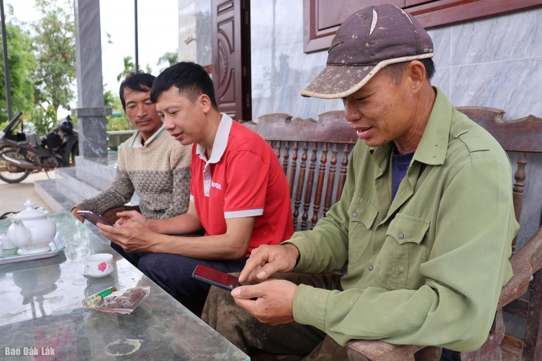 Nông dân xã Ea Bung cập nhật thông tin phục vụ sản xuất nông nghiệp