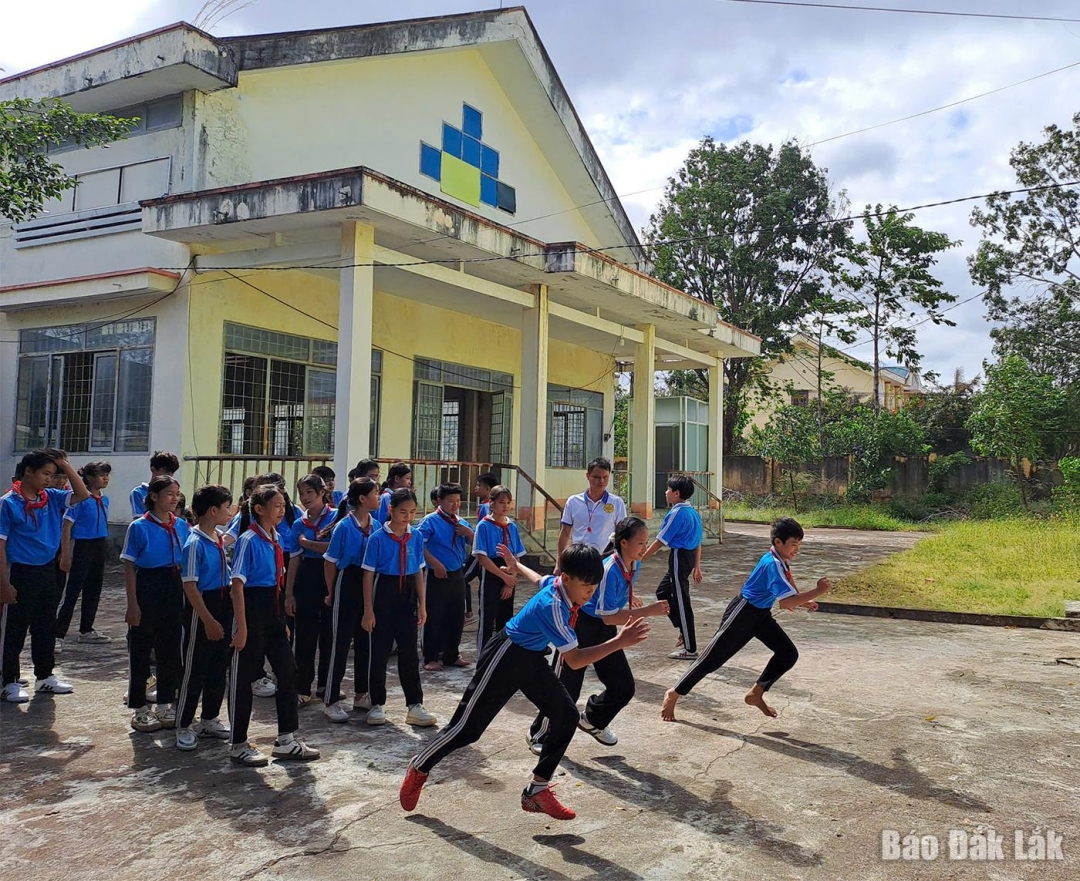 Học sinh Trường THCS Nguyễn Thị Định, xã Ia Rvê trong tiết học thể dục