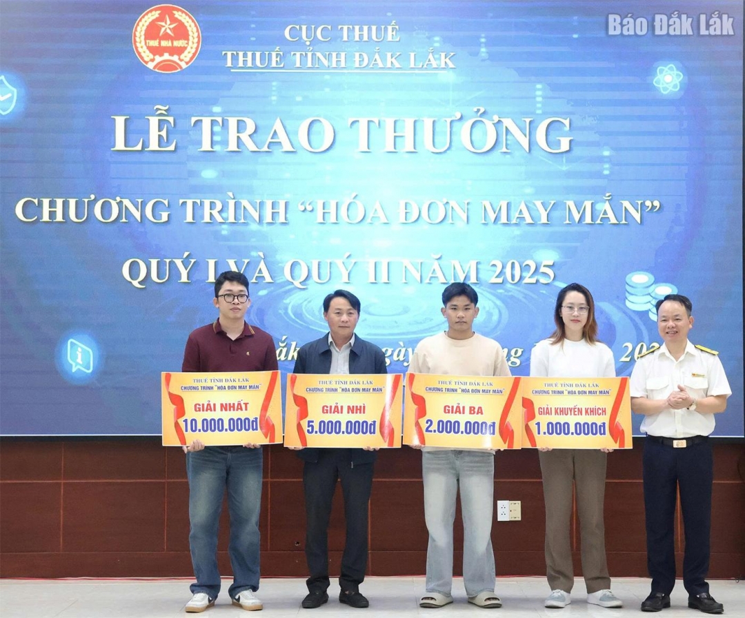 Lãnh đạo Thuế tỉnh Đắk Lắk trao giải Nhất cho cá nhân, hộ kinh doanh trúng thưởng