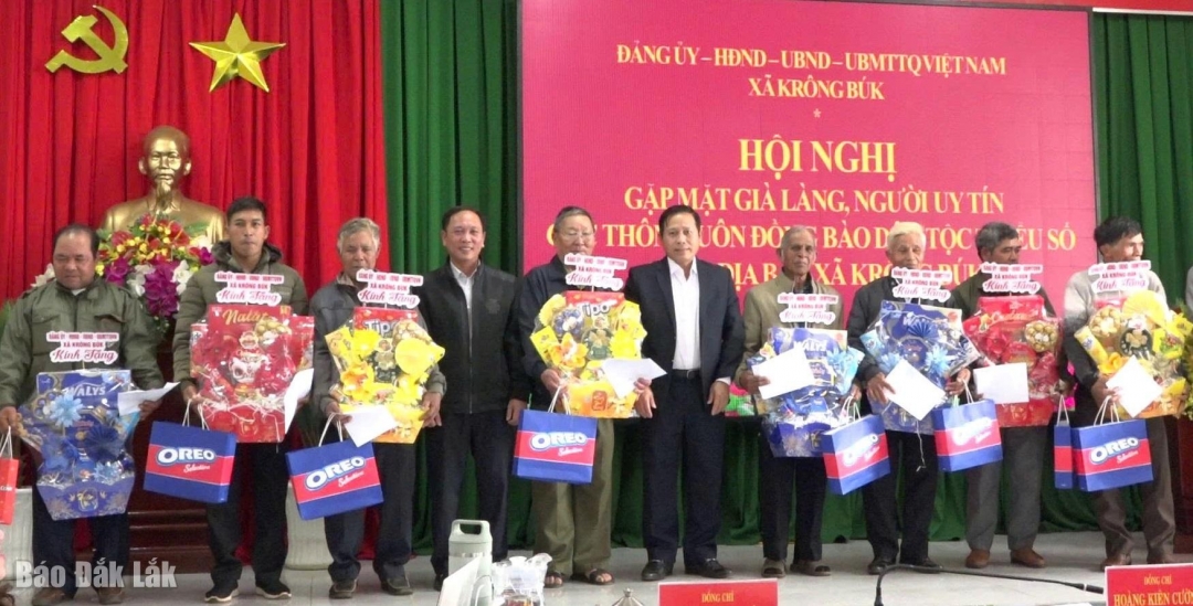 Lãnh đạo xã Krông Búk tặng quà cho già làng, người uy tín.