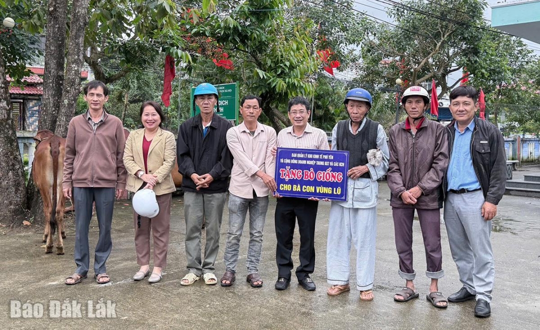 Hoạt động trao bò giống tại xã Hòa Thịnh.