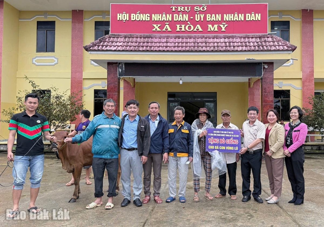 Đồng chí Huỳnh Lữ Tân cùng các lãnh đạo ban trao bò giống cho người dân ở xã Hòa Mỹ.