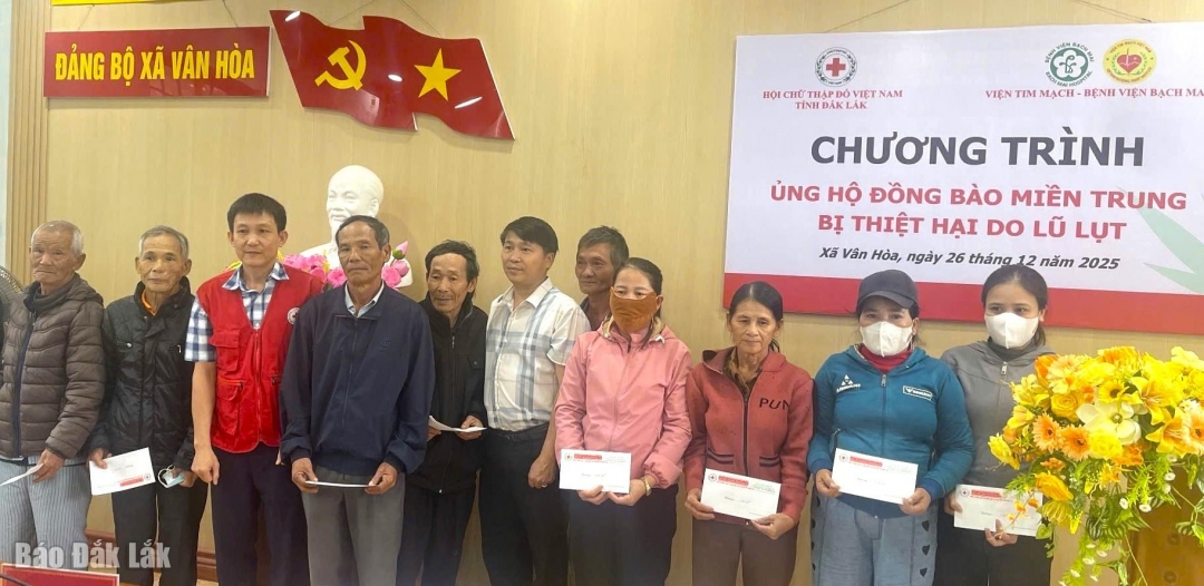 Người dân xã Vân Hoà nhận hỗ trợ tại chương trình.