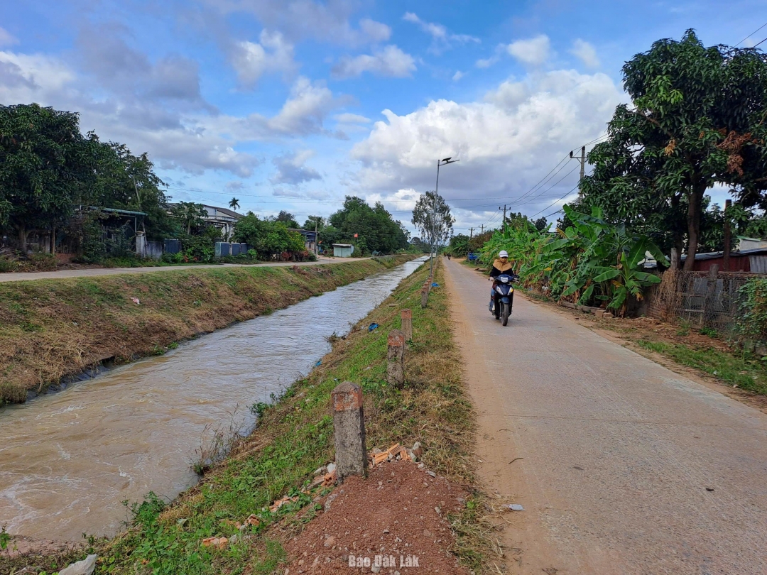 Đầu tư cơ sở hạ tầng thiết yếu, phục vụ sản xuất, đời sống vùng đồng bào DTTS và miền nùi  