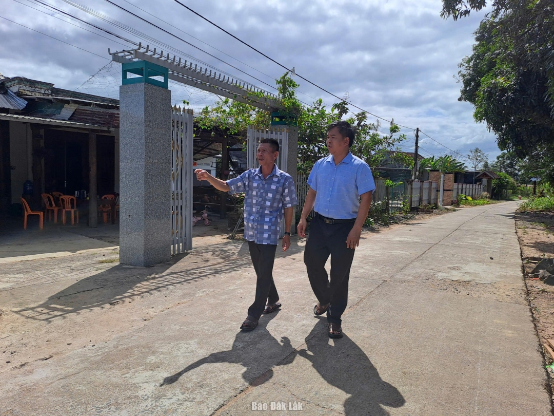 Cán bộ Phòng Văn hóa - Xã hội xã Ea Bung nằm tình hình đời sống người dân trên địa bàn