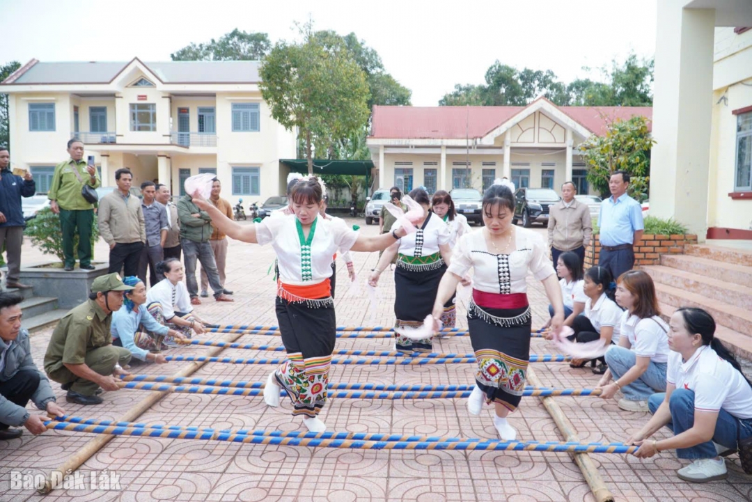 Người dân xã Cư Pơng múa xoang tại ngày hội.
