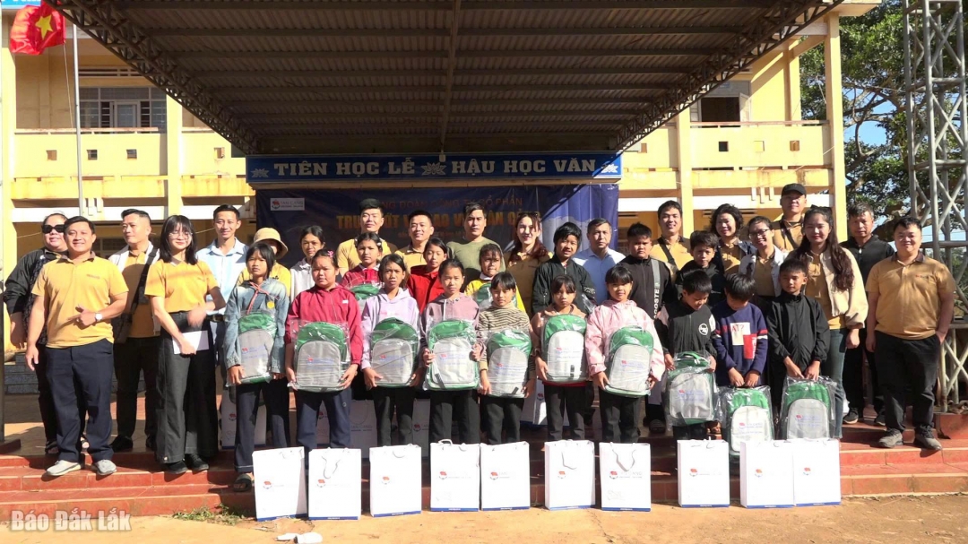 Các em học sinh nhận quà