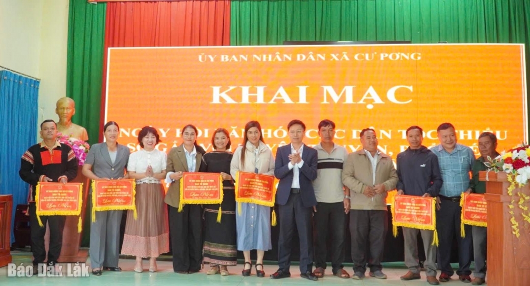 Ban Tổ chức tặng cờ lưu niệm cho các đội thi.