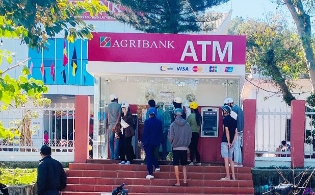 Không khí giao dịch tại cột ATM của Agribank huyện Lắk trong những ngày cận Tết. 