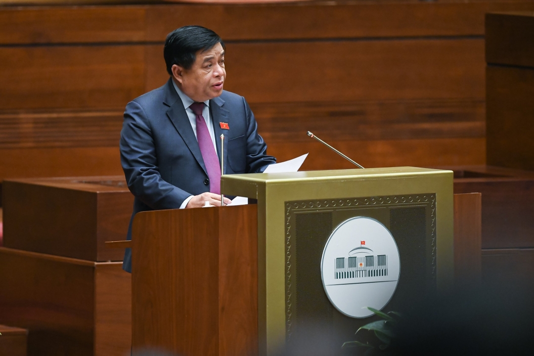  Bộ trưởng Bộ Kế hoạch và Đầu tư Nguyễn Chí Dũng, thừa ủy quyền của Thủ tướng Chính phủ trình bày Tờ trình về Quy hoạch tổng thể quốc gia thời kỳ 2021-2030, tầm nhìn đến năm 2050. Ảnh: Quochoi.vn