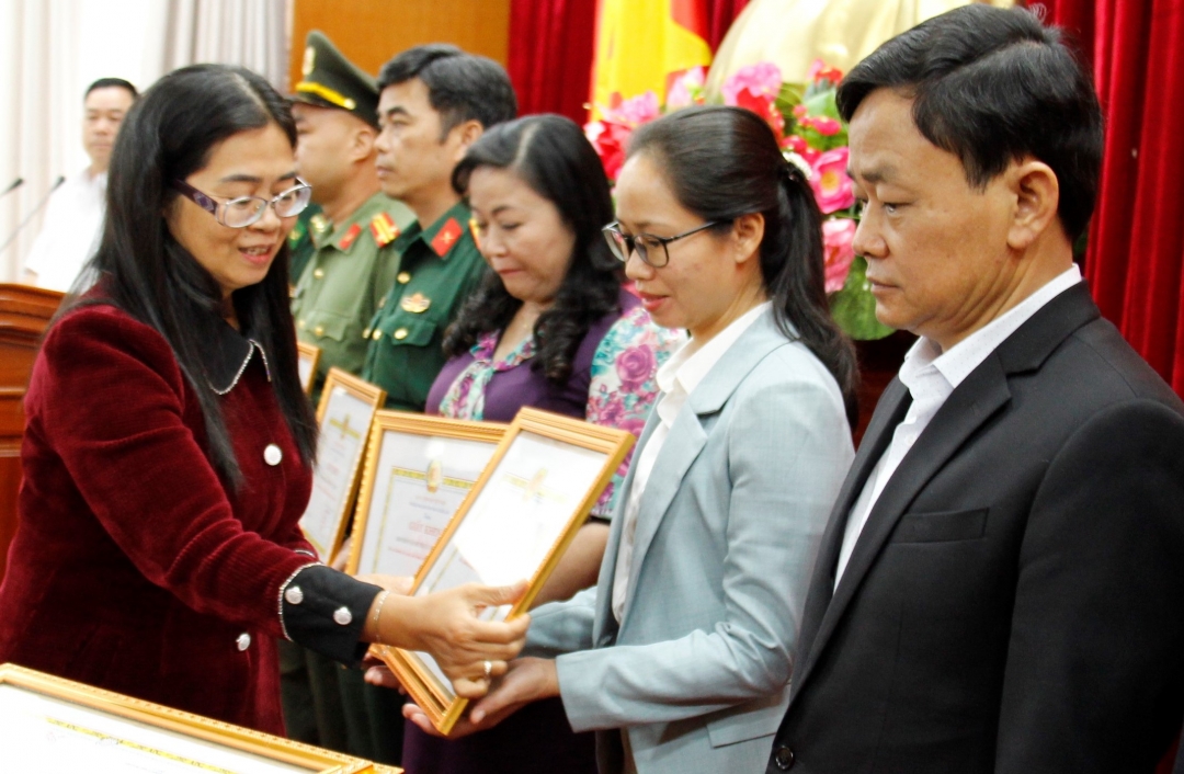 Trưởng Ban Dân vận Tỉnh ủy HKim Hoa Byă trao giấy khen cho các đơn vị hoàn thành xuất sắc nhiệm vụ công tác dân vận năm 2022.