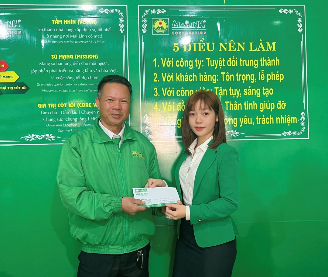 Đại diện Hãng taxi Mai Linh Đắk Lắk khen thưởng tài xế Lê Trung Dũng.