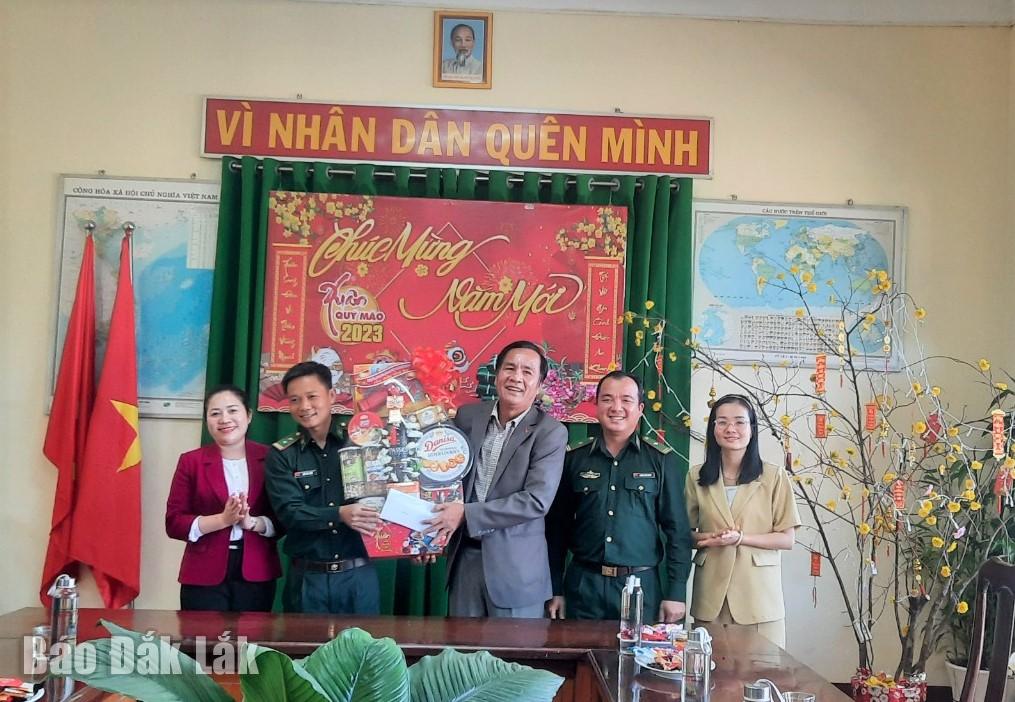 Huyện Cư Kuin thăm và chúc Tết Đồn biên phòng 749