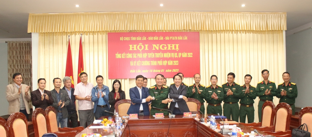 Lãnh đạo Bộ Chỉ huy Quân sự tỉnh, Đài PT&TH tỉnh, Báo Đắk Lắk  ký kết chương trình phối hợp tuyên truyền năm 2023.