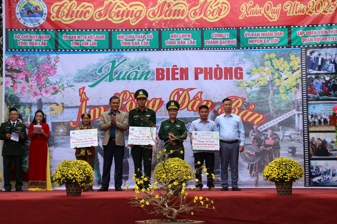 Phó Bí thư Tỉnh ủy Y Biêr Niê và Đại tá Phạm Hữu Chiến, Chính ủy BĐBP tỉnh trao bảng tượng trưng tặng nhà ở cho các đối tượng.